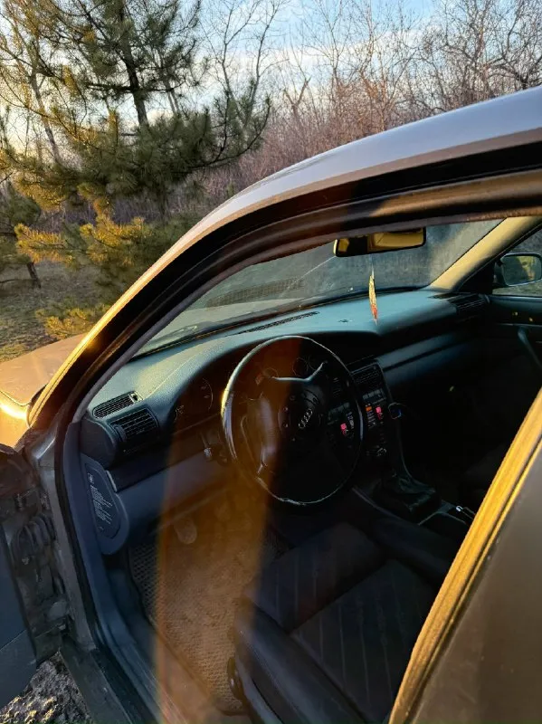 Продам audi а6с4 1996 год. 🏎 двигатель 1.8🛫 мкпп⚙ пробег 380тыс летом 2025 была замена гидронатяжителя цепи и замена самой цепи. также замена ремня грм, натяжного ролика. компрессия 14.5. масло заливаю мотюль 10w40. замена масла на 8 тыс. ничего не доливаю. по коробке только замена масла. салон в хорошем состоянии. любое переоформление. машина каждый день на ходу. находится в городе енакиево. 📍 цена:370тыс. торг 💸 +79490880996 📞 звоните: +7(949)0880996 - фотография - 5