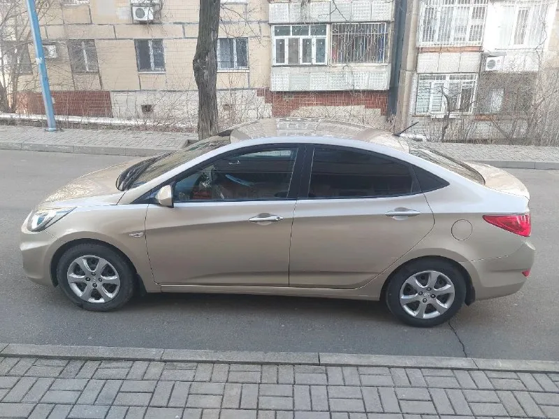 Продам hyundai accent год выпуска 2012 куплен в салоне в 2013г. пробег - 77000. двигатель - 1.4л. коробка автомат. кондиционер. электрозеркала. электростеклоподъемники. парктроник. подогрев передних седений. подогрев переднего и заднего стекла. центральный замок. подушки безопасности. защита двигателя. сигнализация. атермальная тонировка стекол. двойная шумоизоляция кузова. - зарегистрировано. полностью обслужена. цена: 999000 руб. донецк. центр. +7 (949) 556-92-53 📞 звоните: +7(949)5569253 - фотография - 2