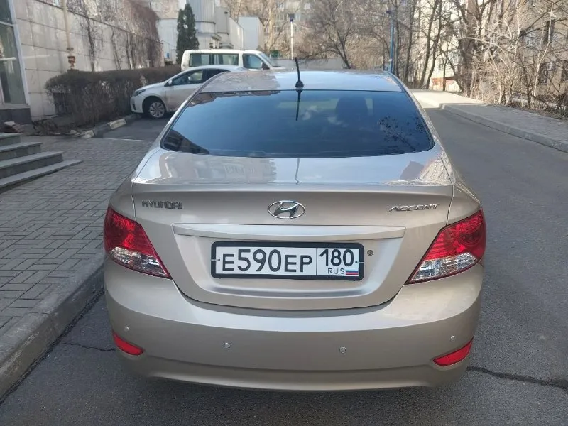 Продам hyundai accent год выпуска 2012 куплен в салоне в 2013г. пробег - 77000. двигатель - 1.4л. коробка автомат. кондиционер. электрозеркала. электростеклоподъемники. парктроник. подогрев передних седений. подогрев переднего и заднего стекла. центральный замок. подушки безопасности. защита двигателя. сигнализация. атермальная тонировка стекол. двойная шумоизоляция кузова. - зарегистрировано. полностью обслужена. цена: 999000 руб. донецк. центр. +7 (949) 556-92-53 📞 звоните: +7(949)5569253 - фотография - 3