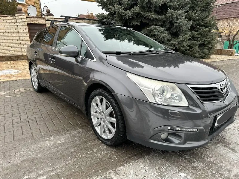 Продам toyota avensis 2010 год мотор 2.0 механика в самой максимальной и жирной комплектации лучше у... - фотография