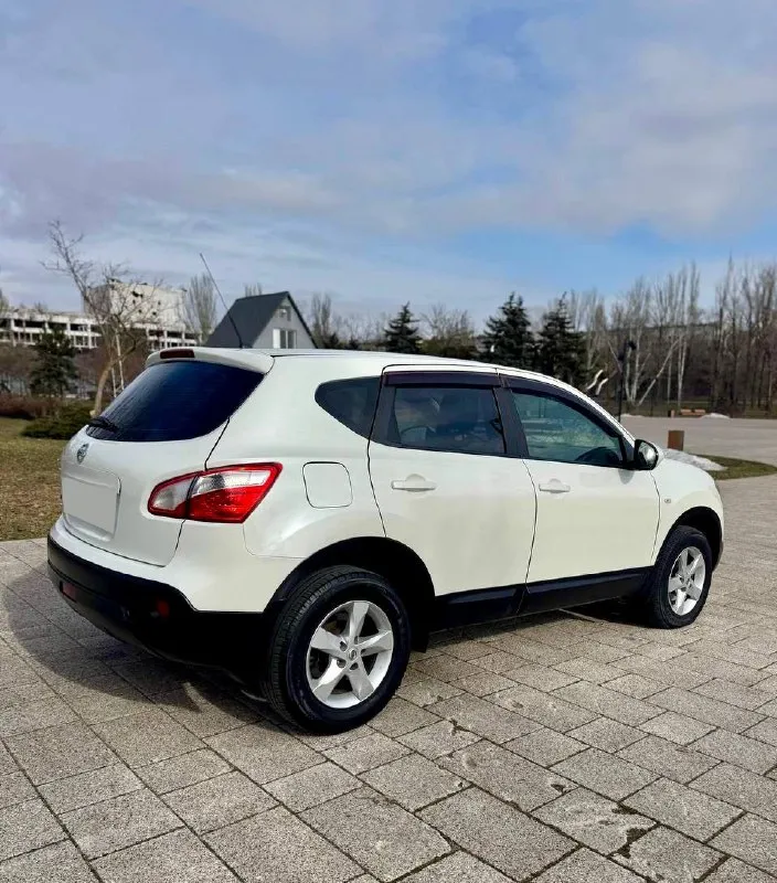 Продаю nissan qashqai 2013 года рестайлинг, 2.0 16v бензин, механика. пробег 236 362 км — оригинальный, один владелец, птс оригинал. кузов весь в заводской краске (белый перламутр), без дефектов и коррозии. двигатель mr20 надёжный, технически машина в хорошем состоянии. техосмотр пройден. мариуполь. цена 1.150.000 руб. для связи +7(949)9567088 📞 звоните: +7(949)9567088 - фотография - 4