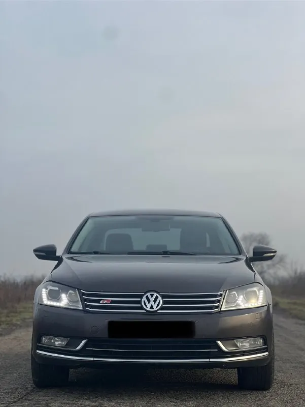 Продам volkswagen passat b7 2012 г. двигатель 1.8 (после кап. ремонта) коробка dsg (новый мехатроник) листает идеально. ходовая часть обслужена, ничего не гремит, не хрустит. пробег 225.000 км. родной. пред максимальная комплектация: адаптивный свет фар. комбинированный салон. подогрев передних сидений и заднего ряда. подогрев лобового стекла и боковых зеркал. боковые шторки и задняя электронная шторка. 2-х зонный климат контроль. круиз-контроль. датчик дождя и света. мультируль + carplay складывание боковых зеркал. электрорегулировки передних сидений. автомобиль полностью обслужен, вложений не требует. любой вид переоформления. цена 1.300.000₽ торг приветствуется у капота. тел. номер +7 (949) 365-42-21. 📞 звоните: +7(949)3654221 - фотография - 1
