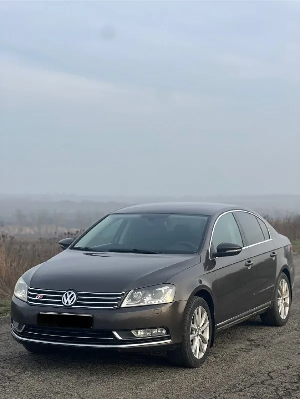 Продам volkswagen passat b7 2012 г. двигатель 1.8 (после кап. ремонта) коробка dsg (новый мехатроник) листает идеально. ходовая часть обслужена, ничего не гремит, не хрустит. пробег 225.000 км. родной. пред максимальная комплектация: адаптивный свет фар. комбинированный салон. подогрев передних сидений и заднего ряда. подогрев лобового стекла и боковых зеркал. боковые шторки и задняя электронная шторка. 2-х зонный климат контроль. круиз-контроль. датчик дождя и света. мультируль + carplay складывание боковых зеркал. электрорегулировки передних сидений. автомобиль полностью обслужен, вложений не требует. любой вид переоформления. цена 1.300.000₽ торг приветствуется у капота. тел. номер +7 (949) 365-42-21. 📞 звоните: +7(949)3654221 - фотография - 3