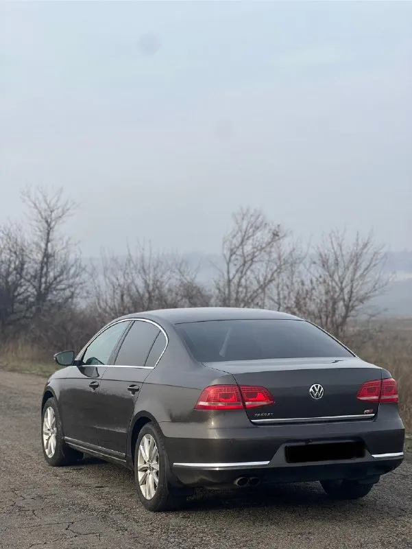 Продам volkswagen passat b7 2012 г. двигатель 1.8 (после кап. ремонта) коробка dsg (новый мехатроник) листает идеально. ходовая часть обслужена, ничего не гремит, не хрустит. пробег 225.000 км. родной. пред максимальная комплектация: адаптивный свет фар. комбинированный салон. подогрев передних сидений и заднего ряда. подогрев лобового стекла и боковых зеркал. боковые шторки и задняя электронная шторка. 2-х зонный климат контроль. круиз-контроль. датчик дождя и света. мультируль + carplay складывание боковых зеркал. электрорегулировки передних сидений. автомобиль полностью обслужен, вложений не требует. любой вид переоформления. цена 1.300.000₽ торг приветствуется у капота. тел. номер +7 (949) 365-42-21. 📞 звоните: +7(949)3654221 - фотография - 4