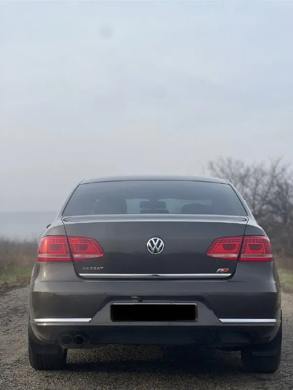 Продам volkswagen passat b7 2012 г. двигатель 1.8 (после кап. ремонта) коробка dsg (новый мехатроник) листает идеально. ходовая часть обслужена, ничего не гремит, не хрустит. пробег 225.000 км. родной. пред максимальная комплектация: адаптивный свет фар. комбинированный салон. подогрев передних сидений и заднего ряда. подогрев лобового стекла и боковых зеркал. боковые шторки и задняя электронная шторка. 2-х зонный климат контроль. круиз-контроль. датчик дождя и света. мультируль + carplay складывание боковых зеркал. электрорегулировки передних сидений. автомобиль полностью обслужен, вложений не требует. любой вид переоформления. цена 1.300.000₽ торг приветствуется у капота. тел. номер +7 (949) 365-42-21. 📞 звоните: +7(949)3654221 - фотография - 5