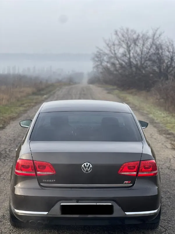 Продам volkswagen passat b7 2012 г. двигатель 1.8 (после кап. ремонта) коробка dsg (новый мехатроник) листает идеально. ходовая часть обслужена, ничего не гремит, не хрустит. пробег 225.000 км. родной. пред максимальная комплектация: адаптивный свет фар. комбинированный салон. подогрев передних сидений и заднего ряда. подогрев лобового стекла и боковых зеркал. боковые шторки и задняя электронная шторка. 2-х зонный климат контроль. круиз-контроль. датчик дождя и света. мультируль + carplay складывание боковых зеркал. электрорегулировки передних сидений. автомобиль полностью обслужен, вложений не требует. любой вид переоформления. цена 1.300.000₽ торг приветствуется у капота. тел. номер +7 (949) 365-42-21. 📞 звоните: +7(949)3654221 - фотография - 6