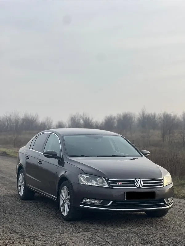 Продам volkswagen passat b7 2012 г. двигатель 1.8 (после кап. ремонта) коробка dsg (новый мехатроник) листает идеально. ходовая часть обслужена, ничего не гремит, не хрустит. пробег 225.000 км. родной. пред максимальная комплектация: адаптивный свет фар. комбинированный салон. подогрев передних сидений и заднего ряда. подогрев лобового стекла и боковых зеркал. боковые шторки и задняя электронная шторка. 2-х зонный климат контроль. круиз-контроль. датчик дождя и света. мультируль + carplay складывание боковых зеркал. электрорегулировки передних сидений. автомобиль полностью обслужен, вложений не требует. любой вид переоформления. цена 1.300.000₽ торг приветствуется у капота. тел. номер +7 (949) 365-42-21. 📞 звоните: +7(949)3654221 - фотография - 8