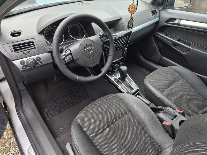 Opel astra gts - 2008 мотор 1.8 акпп - классический автомат пробег 230т. км состояние хорошее. сел и поехал. из недостатков- мелкие сколы по бамперам. документальных проблем нет - переоформление! осмотр в донецке цена 495т. р +79498384327 - фотография - 5