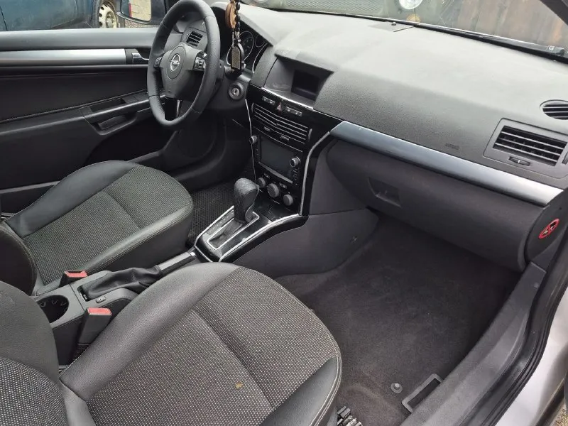 Opel astra gts - 2008 мотор 1.8 акпп - классический автомат пробег 230т. км состояние хорошее. сел и поехал. из недостатков- мелкие сколы по бамперам. документальных проблем нет - переоформление! осмотр в донецке цена 495т. р +79498384327 - фотография - 6