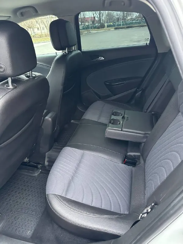 Opel astra j 1.6at 2013 218000км машина в отличном внешнем и техническом состоянии, максимальная комплектация cosmo - салон комбинированный кожа/ткань, подогревы руля, сидений, круиз контроль, двухзонный климат и т. д. летняя резина на 17дисках( зимняя в подарок) обслуживалась вовремя, ходовая часть - все идеально работает. , коробка и турбина без нареканий. машиной полностью доволен - шустрая, надежная, красивая - продаю в связи с тем, что нужна машина больше. торг небольшой у капота. обмен не интересует тел. +79495603140 цена - 1 050 000руб мариуполь 📞 звоните: +7(949)5603140 - фотография - 10
