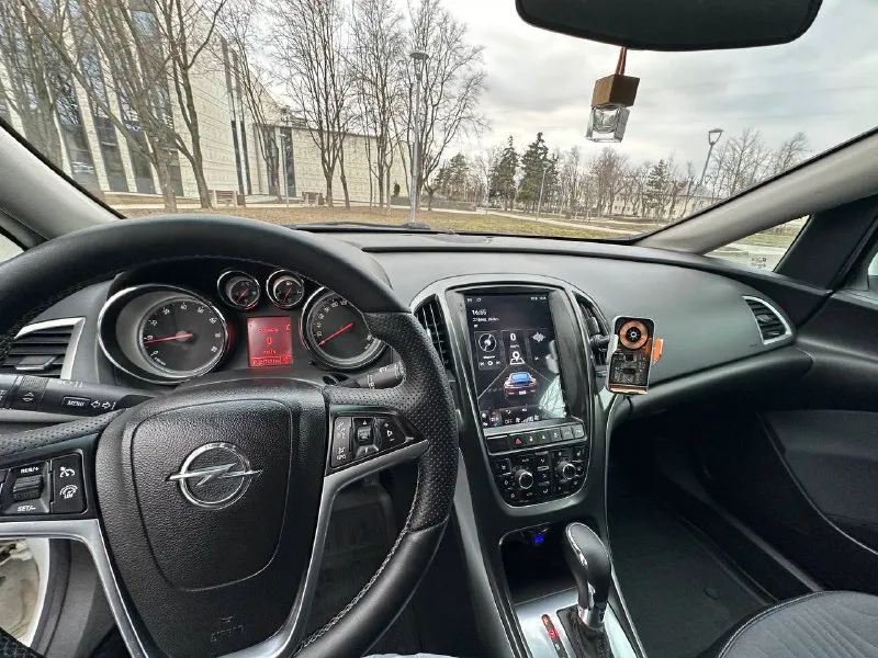 Opel astra j 1.6at 2013 218000км машина в отличном внешнем и техническом состоянии, максимальная комплектация cosmo - салон комбинированный кожа/ткань, подогревы руля, сидений, круиз контроль, двухзонный климат и т. д. летняя резина на 17дисках( зимняя в подарок) обслуживалась вовремя, ходовая часть - все идеально работает. , коробка и турбина без нареканий. машиной полностью доволен - шустрая, надежная, красивая - продаю в связи с тем, что нужна машина больше. торг небольшой у капота. обмен не интересует тел. +79495603140 цена - 1 050 000руб мариуполь 📞 звоните: +7(949)5603140 - фотография - 2