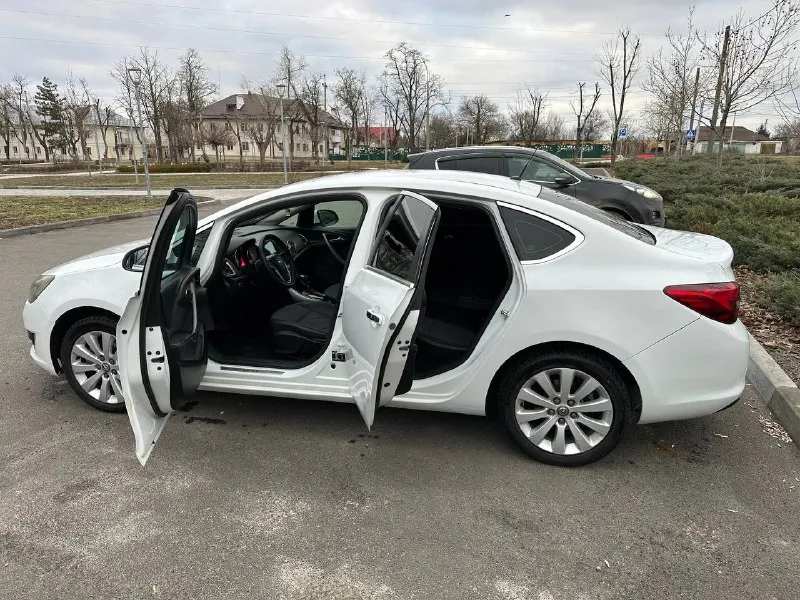 Opel astra j 1.6at 2013 218000км машина в отличном внешнем и техническом состоянии, максимальная комплектация cosmo - салон комбинированный кожа/ткань, подогревы руля, сидений, круиз контроль, двухзонный климат и т. д. летняя резина на 17дисках( зимняя в подарок) обслуживалась вовремя, ходовая часть - все идеально работает. , коробка и турбина без нареканий. машиной полностью доволен - шустрая, надежная, красивая - продаю в связи с тем, что нужна машина больше. торг небольшой у капота. обмен не интересует тел. +79495603140 цена - 1 050 000руб мариуполь 📞 звоните: +7(949)5603140 - фотография - 4