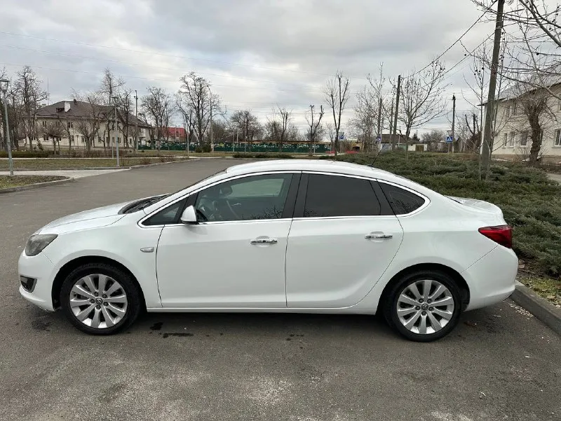 Opel astra j 1.6at 2013 218000км машина в отличном внешнем и техническом состоянии, максимальная комплектация cosmo - салон комбинированный кожа/ткань, подогревы руля, сидений, круиз контроль, двухзонный климат и т. д. летняя резина на 17дисках( зимняя в подарок) обслуживалась вовремя, ходовая часть - все идеально работает. , коробка и турбина без нареканий. машиной полностью доволен - шустрая, надежная, красивая - продаю в связи с тем, что нужна машина больше. торг небольшой у капота. обмен не интересует тел. +79495603140 цена - 1 050 000руб мариуполь 📞 звоните: +7(949)5603140 - фотография - 6