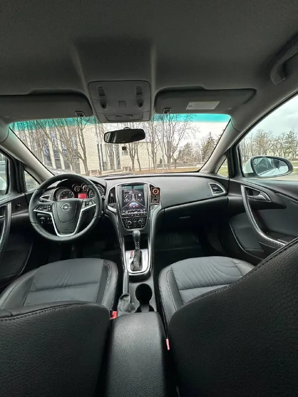 Opel astra j 1.6at 2013 218000км машина в отличном внешнем и техническом состоянии, максимальная комплектация cosmo - салон комбинированный кожа/ткань, подогревы руля, сидений, круиз контроль, двухзонный климат и т. д. летняя резина на 17дисках( зимняя в подарок) обслуживалась вовремя, ходовая часть - все идеально работает. , коробка и турбина без нареканий. машиной полностью доволен - шустрая, надежная, красивая - продаю в связи с тем, что нужна машина больше. торг небольшой у капота. обмен не интересует тел. +79495603140 цена - 1 050 000руб мариуполь 📞 звоните: +7(949)5603140 - фотография - 7