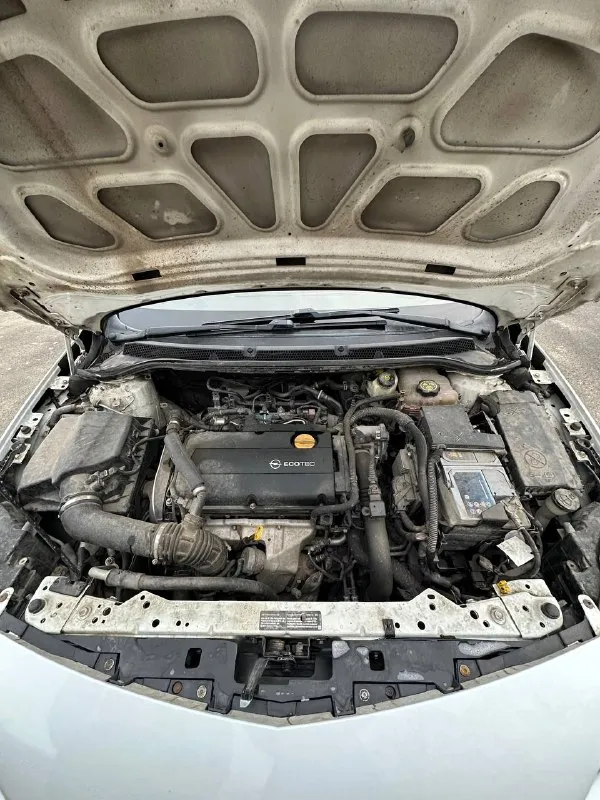 Opel astra j 1.6at 2013 218000км машина в отличном внешнем и техническом состоянии, максимальная комплектация cosmo - салон комбинированный кожа/ткань, подогревы руля, сидений, круиз контроль, двухзонный климат и т. д. летняя резина на 17дисках( зимняя в подарок) обслуживалась вовремя, ходовая часть - все идеально работает. , коробка и турбина без нареканий. машиной полностью доволен - шустрая, надежная, красивая - продаю в связи с тем, что нужна машина больше. торг небольшой у капота. обмен не интересует тел. +79495603140 цена - 1 050 000руб мариуполь 📞 звоните: +7(949)5603140 - фотография - 9