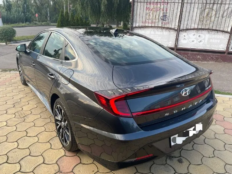 Продам hyundai sonata 2020год. пробег 58000км. состояние отличное комплектация limited + с виртуальной приборкой на русском языке и адаптивным круизом экстренным торможением. функция удержания полосы, автозапуск заводской. парктроники, камера 360,фары full led, автопарковка, контурная подсветка интерьера салона, музыка bosse. передние сидения с регулировками, обдувом и обогревом. подогрев руля, два комплекта резины. возможен обмен с моей доплатой. цена 2500 🍋 торг есть. +79493177171 📞 звоните: +7(949)3177171 - фотография - 2
