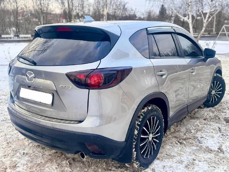 Mazda cx-5, 2013 г. , максимальная комплектация продаю надежный и ухоженный кроссовер. 🔹 двигатель: 2.0 бензин 🔹 пробег: 165 000 км 🔹 комплектация: максимальная автомобиль не бит, не крашен, весь в родном окрасе. кузов ровный, без повреждений и коррозии. техническое состояние отличное: двигатель работает тихо и ровно, коробка без рывков, подвеска без посторонних звуков. все обслуживание проводилось своевременно. магнитола стоит дорогая, камера сабвуфер усилитель и 4 динамика салон чистый, ухоженный, не прокурен. богатая комплектация: все функции работают исправно. документы в полном порядке, юридически чистый автомобиль. отличный вариант для города и трассы — комфортный, экономичный и надежный. разумный торг у капота. осмотр по договоренности. донецк возможен обмен возможно продажа в кредит цена 1 490 000 +79895435743 телеграм ватсап +79495095858 📲 tg: николай н а 📞 звоните: +7(949)5095858 - фотография - 4