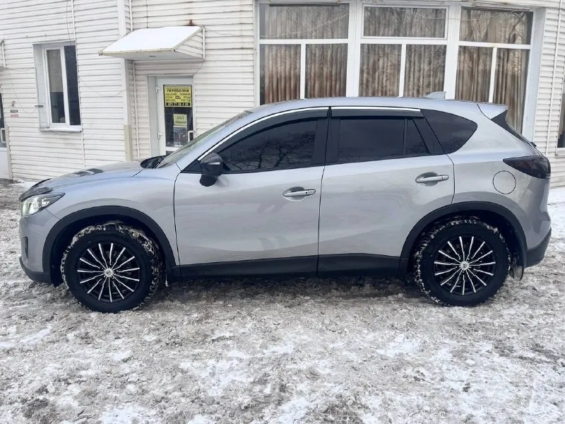 Mazda cx-5, 2013 г. , максимальная комплектация продаю надежный и ухоженный кроссовер. 🔹 двигатель: 2.0 бензин 🔹 пробег: 165 000 км 🔹 комплектация: максимальная автомобиль не бит, не крашен, весь в родном окрасе. кузов ровный, без повреждений и коррозии. техническое состояние отличное: двигатель работает тихо и ровно, коробка без рывков, подвеска без посторонних звуков. все обслуживание проводилось своевременно. магнитола стоит дорогая, камера сабвуфер усилитель и 4 динамика салон чистый, ухоженный, не прокурен. богатая комплектация: все функции работают исправно. документы в полном порядке, юридически чистый автомобиль. отличный вариант для города и трассы — комфортный, экономичный и надежный. разумный торг у капота. осмотр по договоренности. донецк возможен обмен возможно продажа в кредит цена 1 490 000 +79895435743 телеграм ватсап +79495095858 📲 tg: николай н а 📞 звоните: +7(949)5095858 - фотография - 5