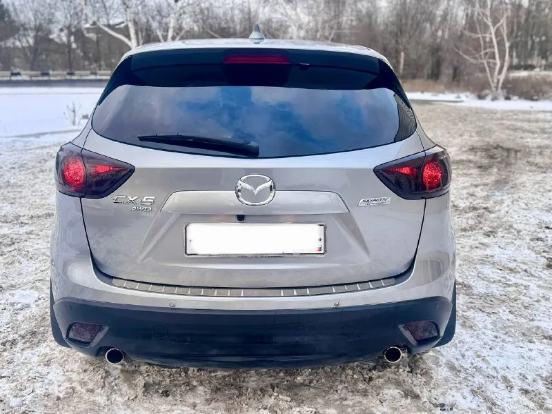 Mazda cx-5, 2013 г. , максимальная комплектация продаю надежный и ухоженный кроссовер. 🔹 двигатель: 2.0 бензин 🔹 пробег: 165 000 км 🔹 комплектация: максимальная автомобиль не бит, не крашен, весь в родном окрасе. кузов ровный, без повреждений и коррозии. техническое состояние отличное: двигатель работает тихо и ровно, коробка без рывков, подвеска без посторонних звуков. все обслуживание проводилось своевременно. магнитола стоит дорогая, камера сабвуфер усилитель и 4 динамика салон чистый, ухоженный, не прокурен. богатая комплектация: все функции работают исправно. документы в полном порядке, юридически чистый автомобиль. отличный вариант для города и трассы — комфортный, экономичный и надежный. разумный торг у капота. осмотр по договоренности. донецк возможен обмен возможно продажа в кредит цена 1 490 000 +79895435743 телеграм ватсап +79495095858 📲 tg: николай н а 📞 звоните: +7(949)5095858 - фотография - 7