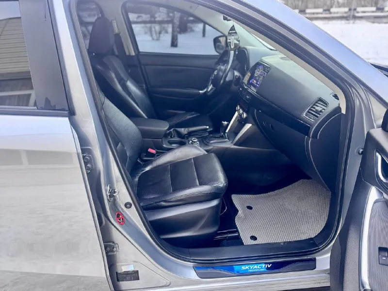 Mazda cx-5, 2013 г. , максимальная комплектация продаю надежный и ухоженный кроссовер. 🔹 двигатель: 2.0 бензин 🔹 пробег: 165 000 км 🔹 комплектация: максимальная автомобиль не бит, не крашен, весь в родном окрасе. кузов ровный, без повреждений и коррозии. техническое состояние отличное: двигатель работает тихо и ровно, коробка без рывков, подвеска без посторонних звуков. все обслуживание проводилось своевременно. магнитола стоит дорогая, камера сабвуфер усилитель и 4 динамика салон чистый, ухоженный, не прокурен. богатая комплектация: все функции работают исправно. документы в полном порядке, юридически чистый автомобиль. отличный вариант для города и трассы — комфортный, экономичный и надежный. разумный торг у капота. осмотр по договоренности. донецк возможен обмен возможно продажа в кредит цена 1 490 000 +79895435743 телеграм ватсап +79495095858 📲 tg: николай н а 📞 звоните: +7(949)5095858 - фотография - 9
