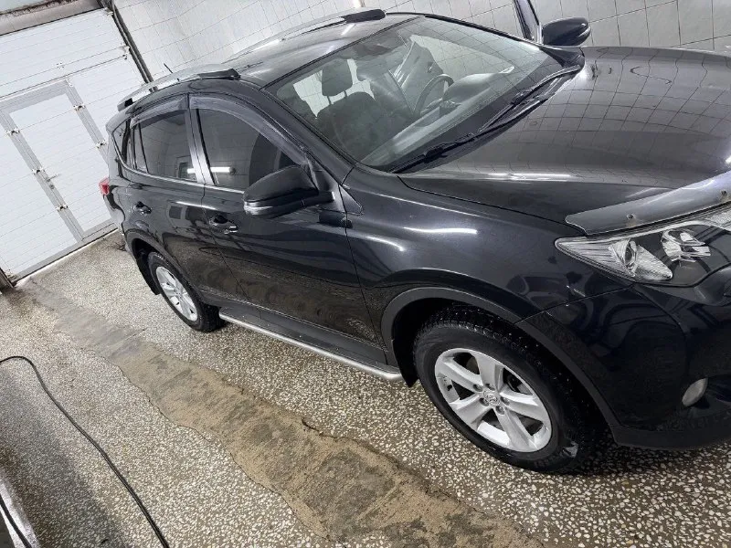 Марка автомобиля: toyota рав 4 год выпуска: 2013 пробег: 206302 км объем двигателя: 2.0 описание: продам рав4 2013 года я второй хозяин, птс оригинал машина вся в родном окрасе стекла все родные включая лобовое. покупал у официального дилера в кемерово. пробег 206300. на 200тыс поменял масло в акпп и двс. два комплекта колёс на литых дисках (зима, лето) владею 1.5 года. стоит сигнализация с автозапуском и обратной связью. двс и акпп на отлично, масло не употребляет. цена: 1970000 номер телефона: +79497934435 город: енакиево продавец: evgenang138 предложить пост | мы в вк | реклама 📞 звоните: +7(949)7934435 - фотография - 6