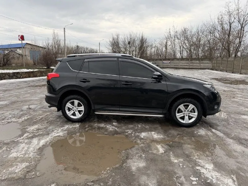 Марка автомобиля: toyota рав 4 год выпуска: 2013 пробег: 206302 км объем двигателя: 2.0 описание: продам рав4 2013 года я второй хозяин, птс оригинал машина вся в родном окрасе стекла все родные включая лобовое. покупал у официального дилера в кемерово. пробег 206300. на 200тыс поменял масло в акпп и двс. два комплекта колёс на литых дисках (зима, лето) владею 1.5 года. стоит сигнализация с автозапуском и обратной связью. двс и акпп на отлично, масло не употребляет. цена: 1970000 номер телефона: +79497934435 город: енакиево продавец: evgenang138 предложить пост | мы в вк | реклама 📞 звоните: +7(949)7934435 - фотография - 8