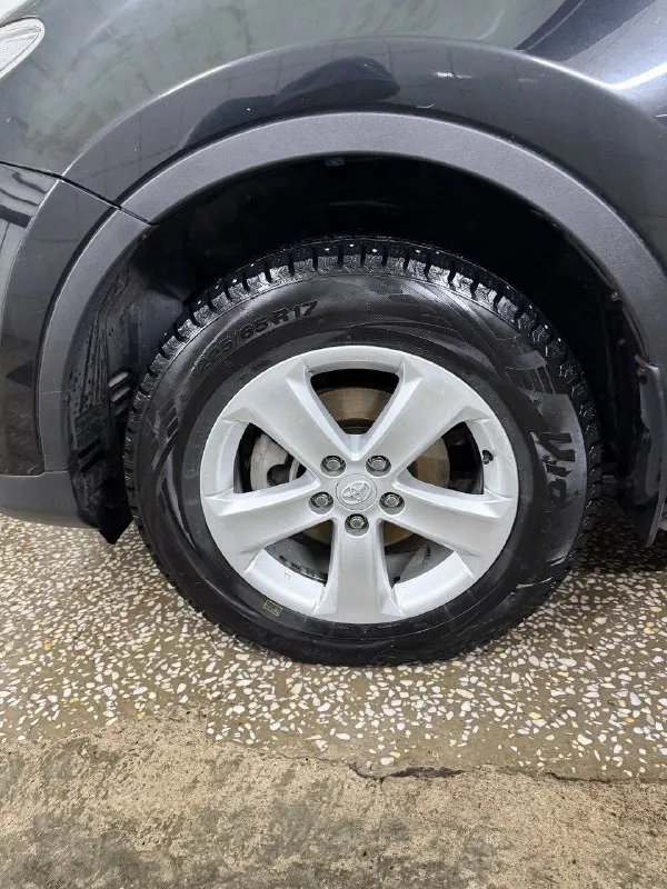 Марка автомобиля: toyota рав 4 год выпуска: 2013 пробег: 206302 км объем двигателя: 2.0 описание: продам рав4 2013 года я второй хозяин, птс оригинал машина вся в родном окрасе стекла все родные включая лобовое. покупал у официального дилера в кемерово. пробег 206300. на 200тыс поменял масло в акпп и двс. два комплекта колёс на литых дисках (зима, лето) владею 1.5 года. стоит сигнализация с автозапуском и обратной связью. двс и акпп на отлично, масло не употребляет. цена: 1970000 номер телефона: +79497934435 город: енакиево продавец: evgenang138 предложить пост | мы в вк | реклама 📞 звоните: +7(949)7934435 - фотография - 9