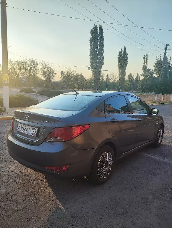 Hunday solaris 2015г- октябрь, двигатель 1.4 107л. с очень резвый, цепь новая, масло фильтра всё новое, кпп механика 5ст идеальная, по ходовой всё отлично, салон хороший, резина новая, с документами всё впорядке, собственник. машина в г. красный луч. цена 650т. р +79592625026 📞 звоните: +7(959)2625026 - фотография - 7