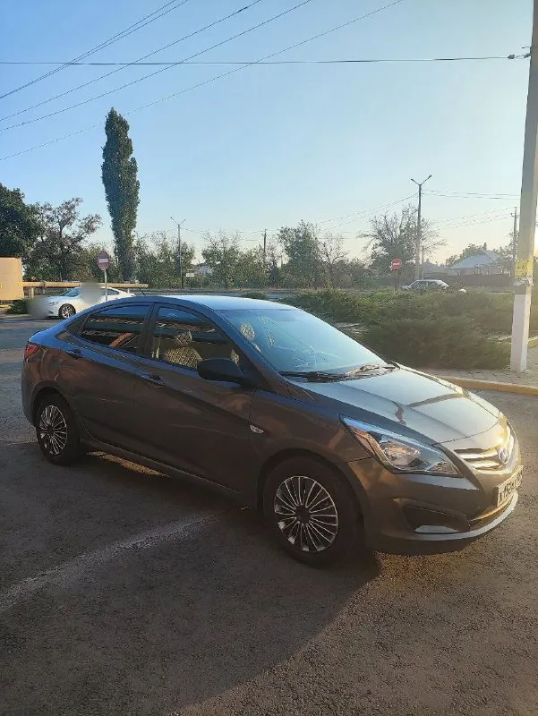 Hunday solaris 2015г- октябрь, двигатель 1.4 107л. с очень резвый, цепь новая, масло фильтра всё новое, кпп механика 5ст идеальная, по ходовой всё отлично, салон хороший, резина новая, с документами всё впорядке, собственник. машина в г. красный луч. цена 650т. р +79592625026 📞 звоните: +7(959)2625026 - фотография - 8