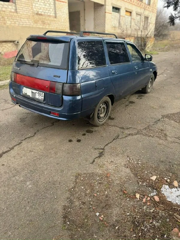 Продаю ваз 2111💥 предлагаю вашему вниманию автомобиль ваз 2111, 2005 года выпуска. двигатель объёмом 1,6 литра 16 клапанов, едет бодро. коробка передач — пятиступенчатая, работает без нареканий. автомобиль на местном учете 180, продажа с переоформлением. летом было переварено дно и пороги, а все четыре двери и днище дополнительно зашумованы. пороги и двери требуют подкраски. установлена простая аудиосистема с двумя динамиками, расположенными спереди. в салоне имеется центральный замок и два передних стеклоподъёмника, печка жарит. передняя подвеска оснащена новыми стойками в сборе от компании demfi комфорт, также заменены сайлентблоки. цена: 210 тысяч рублей с возможностью торга. автомобиль находится в докучаевске телефон для связи: +7 949 310-83-64. 📞 звоните: +7(949)3108364 - фотография - 2