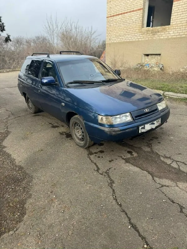 Продаю ваз 2111💥 предлагаю вашему вниманию автомобиль ваз 2111, 2005 года выпуска. двигатель объёмом 1,6 литра 16 клапанов, едет бодро. коробка передач — пятиступенчатая, работает без нареканий. автомобиль на местном учете 180, продажа с переоформлением. летом было переварено дно и пороги, а все четыре двери и днище дополнительно зашумованы. пороги и двери требуют подкраски. установлена простая аудиосистема с двумя динамиками, расположенными спереди. в салоне имеется центральный замок и два передних стеклоподъёмника, печка жарит. передняя подвеска оснащена новыми стойками в сборе от компании demfi комфорт, также заменены сайлентблоки. цена: 210 тысяч рублей с возможностью торга. автомобиль находится в докучаевске телефон для связи: +7 949 310-83-64. 📞 звоните: +7(949)3108364 - фотография - 3