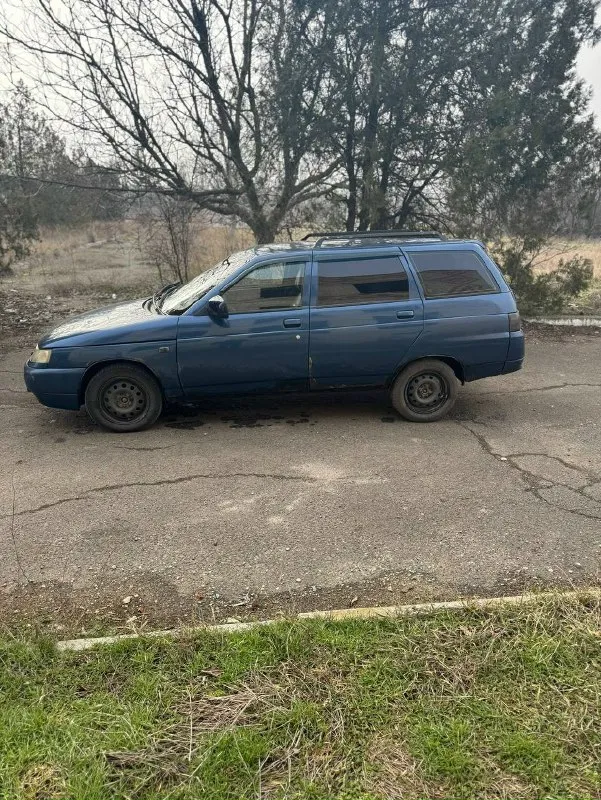 Продаю ваз 2111💥 предлагаю вашему вниманию автомобиль ваз 2111, 2005 года выпуска. двигатель объёмом 1,6 литра 16 клапанов, едет бодро. коробка передач — пятиступенчатая, работает без нареканий. автомобиль на местном учете 180, продажа с переоформлением. летом было переварено дно и пороги, а все четыре двери и днище дополнительно зашумованы. пороги и двери требуют подкраски. установлена простая аудиосистема с двумя динамиками, расположенными спереди. в салоне имеется центральный замок и два передних стеклоподъёмника, печка жарит. передняя подвеска оснащена новыми стойками в сборе от компании demfi комфорт, также заменены сайлентблоки. цена: 210 тысяч рублей с возможностью торга. автомобиль находится в докучаевске телефон для связи: +7 949 310-83-64. 📞 звоните: +7(949)3108364 - фотография - 4