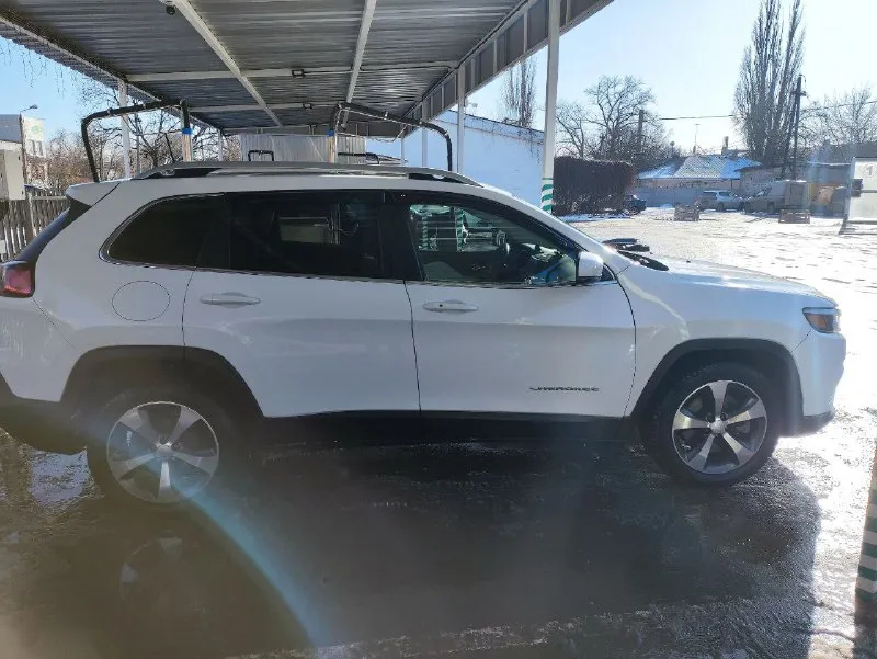 Владелец по птс, jeep cherokee 2019 года выпуска. по вину 2020 год. двигатель 2.4 л, автоматическая коробка передач. пробег 93 000 км. машина американской сборки (us-spec), комплектация limited. привод передний. цвет кузова белый перламут основные опции: - кожаный салон - панорамная крыша - бесключевой доступ - датчики слепых зон - esp - abs автомобиль обслуживался регулярно. в хорошем состоянии, без крупных косметических дефектов. возможна проверка на вашем диагностическом оборудовании. ничего делать не нужно, сел и поехал. vin: 1c4pjllb7ld535981 цена 2.2🍋 торг уместен у капота г. донецк +79494137123 📞 звоните: +7(949)4137123 - фотография - 2