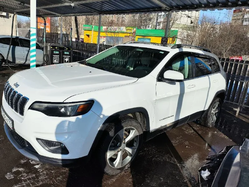 Владелец по птс, jeep cherokee 2019 года выпуска. по вину 2020 год. двигатель 2.4 л, автоматическая коробка передач. пробег 93 000 км. машина американской сборки (us-spec), комплектация limited. привод передний. цвет кузова белый перламут основные опции: - кожаный салон - панорамная крыша - бесключевой доступ - датчики слепых зон - esp - abs автомобиль обслуживался регулярно. в хорошем состоянии, без крупных косметических дефектов. возможна проверка на вашем диагностическом оборудовании. ничего делать не нужно, сел и поехал. vin: 1c4pjllb7ld535981 цена 2.2🍋 торг уместен у капота г. донецк +79494137123 📞 звоните: +7(949)4137123 - фотография - 3