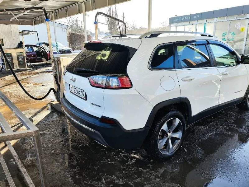 Владелец по птс, jeep cherokee 2019 года выпуска. по вину 2020 год. двигатель 2.4 л, автоматическая коробка передач. пробег 93 000 км. машина американской сборки (us-spec), комплектация limited. привод передний. цвет кузова белый перламут основные опции: - кожаный салон - панорамная крыша - бесключевой доступ - датчики слепых зон - esp - abs автомобиль обслуживался регулярно. в хорошем состоянии, без крупных косметических дефектов. возможна проверка на вашем диагностическом оборудовании. ничего делать не нужно, сел и поехал. vin: 1c4pjllb7ld535981 цена 2.2🍋 торг уместен у капота г. донецк +79494137123 📞 звоните: +7(949)4137123 - фотография - 4