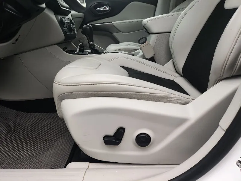 Владелец по птс, jeep cherokee 2019 года выпуска. по вину 2020 год. двигатель 2.4 л, автоматическая коробка передач. пробег 93 000 км. машина американской сборки (us-spec), комплектация limited. привод передний. цвет кузова белый перламут основные опции: - кожаный салон - панорамная крыша - бесключевой доступ - датчики слепых зон - esp - abs автомобиль обслуживался регулярно. в хорошем состоянии, без крупных косметических дефектов. возможна проверка на вашем диагностическом оборудовании. ничего делать не нужно, сел и поехал. vin: 1c4pjllb7ld535981 цена 2.2🍋 торг уместен у капота г. донецк +79494137123 📞 звоните: +7(949)4137123 - фотография - 7