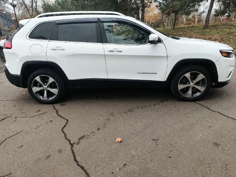 Владелец по птс, jeep cherokee 2019 года выпуска. по вину 2020 год. двигатель 2.4 л, автоматическая коробка передач. пробег 93 000 км. машина американской сборки (us-spec), комплектация limited. привод передний. цвет кузова белый перламут основные опции: - кожаный салон - панорамная крыша - бесключевой доступ - датчики слепых зон - esp - abs автомобиль обслуживался регулярно. в хорошем состоянии, без крупных косметических дефектов. возможна проверка на вашем диагностическом оборудовании. ничего делать не нужно, сел и поехал. vin: 1c4pjllb7ld535981 цена 2.2🍋 торг уместен у капота г. донецк +79494137123 📞 звоните: +7(949)4137123 - фотография - 8