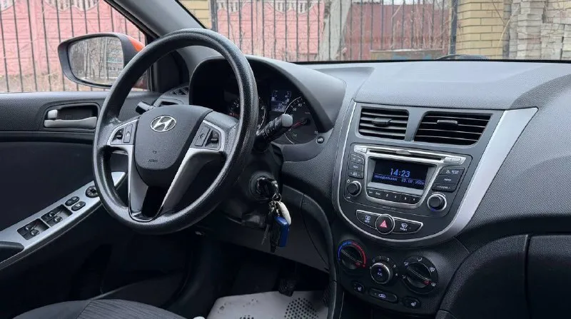 Продам hyundai solaris рестайлинг 2017 года пробег 160.000 родной, готов на любые проверки ! 1.6 механика состояния нового автомобиля гаражная хранение без дтп в родном окрасе за машиной ухаживали, салон чистый не прокурен, каждые 6-7 тысяч проходила полное обслуживания за состояния авто не стыдно в комплектация есть все для удобства 4 стеклоподъемника, кондиционер, подогрев сидений, подогрев стекол, парктроники, полный мульти руль, сигнализация цена 880 000 торг +79496001893 +79490278604 - фотография - 10