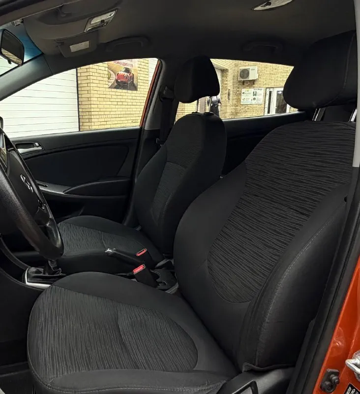 Продам hyundai solaris рестайлинг 2017 года пробег 160.000 родной, готов на любые проверки ! 1.6 механика состояния нового автомобиля гаражная хранение без дтп в родном окрасе за машиной ухаживали, салон чистый не прокурен, каждые 6-7 тысяч проходила полное обслуживания за состояния авто не стыдно в комплектация есть все для удобства 4 стеклоподъемника, кондиционер, подогрев сидений, подогрев стекол, парктроники, полный мульти руль, сигнализация цена 880 000 торг +79496001893 +79490278604 - фотография - 8