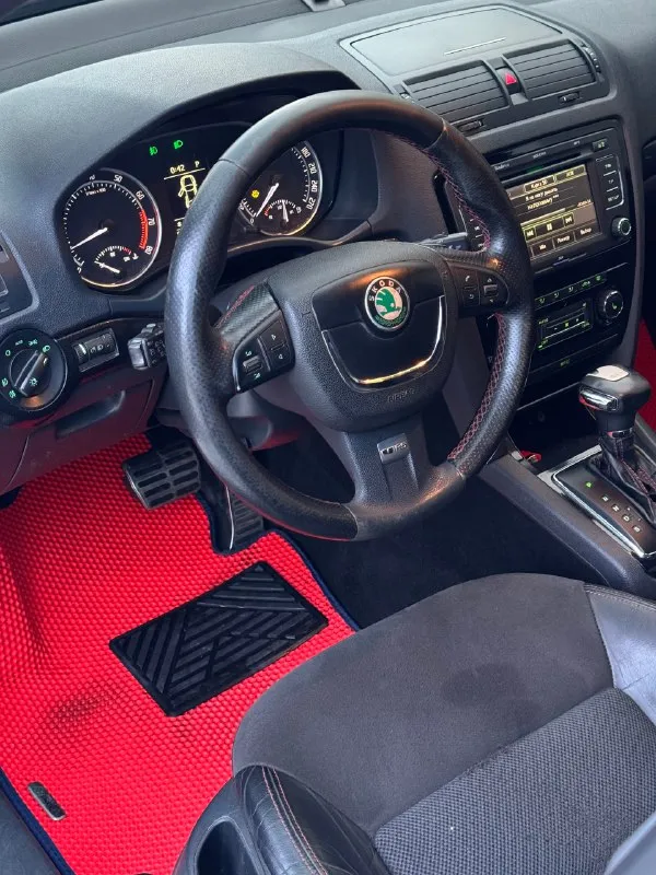 Skoda octavia vrs шкода октавия rs 💰950.000💰 2.0 турбо 200лс бензин, сток едет хорошо, расход маленький. мотор отличный, не дымит, не троит, масло не расходует, работает тихо, не дизилит! акпп, переключает быстро, отлично, без пинков, без рывков! ходовая не гремит, не стучит, вложений не требует! диски r18 оригинал, не варены, не гнуты, резина новая, зима, куплена месяц назад новой! по электрике все работает, двойной климат, мульти руль, задние и передние подогревы сидений, полу ковши! и т д! музыка bolero, играет достойно! по салону, все отлично, не прокурен, не рваный, ничего подобного! по кузову есть мелкие жизненные косяки, без критики, и на езду никак не влияет, вид достойный 🔥 взгляды собирает ! по документам чистая, без запретов, без штрафов, без залогов. переоформление без проблем, в мрэо, можем сделать сразу техосмотр. осмотр г. макеевка связь +7949-489-08-56 или +7949-607-32-69 тг есть цена 950.000 руб 🔥 📞 🇷🇺 звоните: +79494890856 - фотография - 9