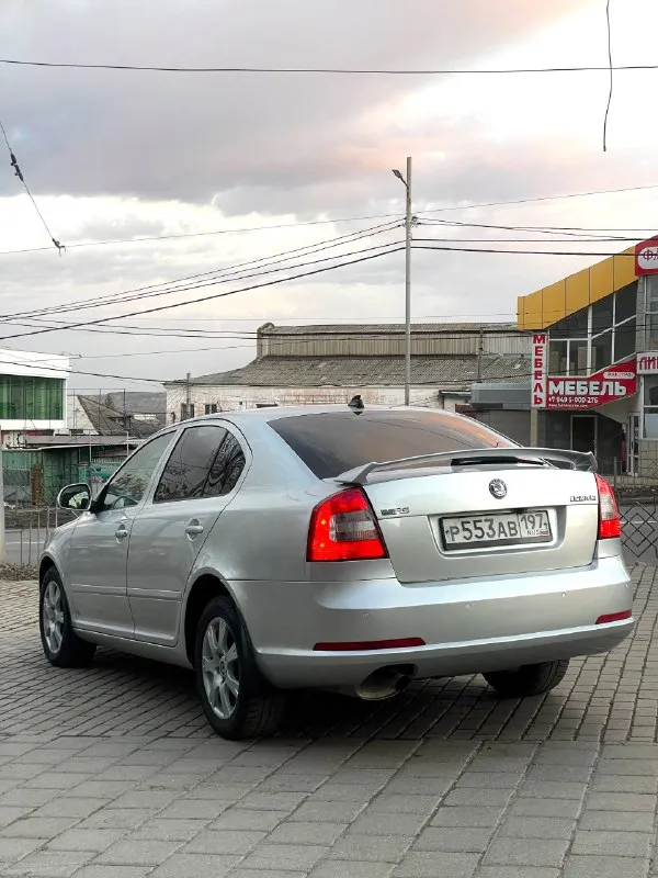 🇨🇿 skoda octavia rs 2010 dsg 2.0 tsi 📳 номер:+79494771813 / +79897136521 (есть телеграм) 💸 цена: 1🍋235 тыс. рублей (торг) продам шкоду октавию rs, в очень хорошем состоянии из под одного хозяина, с оригинальным пробегом, полный сток, без чип тюнинга и т. д. чистейшая автотека, без запретов залогов и скрутки, одно желтое дтп по бамперу. по кузову выглядит отлично, машина освежалась, ланжероны целые, тазик целый, обвесы перед/зад оригинальные. двигатель работает очень тихо без посторонних звуков, не дымит, турбина дует ! лично при мне была замена корзины сцепления боргварнер вместе с заменой масла, новый тнвд, новый прописанный блок абс, ремонт лопаток фазарегулятора, новые свечи ngk, переварена гофра и так по мелочи, есть заказ наряды. коробка переключает отлично, dq250 с мокрой сцепой. ходовка не гремит. по электрике все работает. по документам полный порядок, на учет встанет без каких либо проблем. торг уместен. обмен только с вашей доплатой. осмотр в любой день и время. звонить только заинтересованным - фотография - 5