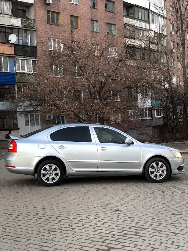 🇨🇿 skoda octavia rs 2010 dsg 2.0 tsi 📳 номер:+79494771813 / +79897136521 (есть телеграм) 💸 цена: 1🍋235 тыс. рублей (торг) продам шкоду октавию rs, в очень хорошем состоянии из под одного хозяина, с оригинальным пробегом, полный сток, без чип тюнинга и т. д. чистейшая автотека, без запретов залогов и скрутки, одно желтое дтп по бамперу. по кузову выглядит отлично, машина освежалась, ланжероны целые, тазик целый, обвесы перед/зад оригинальные. двигатель работает очень тихо без посторонних звуков, не дымит, турбина дует ! лично при мне была замена корзины сцепления боргварнер вместе с заменой масла, новый тнвд, новый прописанный блок абс, ремонт лопаток фазарегулятора, новые свечи ngk, переварена гофра и так по мелочи, есть заказ наряды. коробка переключает отлично, dq250 с мокрой сцепой. ходовка не гремит. по электрике все работает. по документам полный порядок, на учет встанет без каких либо проблем. торг уместен. обмен только с вашей доплатой. осмотр в любой день и время. звонить только заинтересованным - фотография - 8