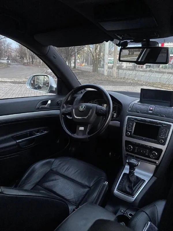 🇨🇿 skoda octavia rs 2010 dsg 2.0 tsi 📳 номер:+79494771813 / +79897136521 (есть телеграм) 💸 цена: 1🍋235 тыс. рублей (торг) продам шкоду октавию rs, в очень хорошем состоянии из под одного хозяина, с оригинальным пробегом, полный сток, без чип тюнинга и т. д. чистейшая автотека, без запретов залогов и скрутки, одно желтое дтп по бамперу. по кузову выглядит отлично, машина освежалась, ланжероны целые, тазик целый, обвесы перед/зад оригинальные. двигатель работает очень тихо без посторонних звуков, не дымит, турбина дует ! лично при мне была замена корзины сцепления боргварнер вместе с заменой масла, новый тнвд, новый прописанный блок абс, ремонт лопаток фазарегулятора, новые свечи ngk, переварена гофра и так по мелочи, есть заказ наряды. коробка переключает отлично, dq250 с мокрой сцепой. ходовка не гремит. по электрике все работает. по документам полный порядок, на учет встанет без каких либо проблем. торг уместен. обмен только с вашей доплатой. осмотр в любой день и время. звонить только заинтересованным - фотография - 9
