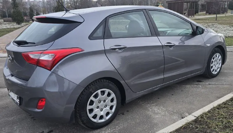 Продам хюндай i30 2014 года. машина в отличном сострянии. один хозяин по птс механика (шестиступенчатая) родной пробег 126 тыс. зеленая автотека. комплектация: 4 стеклоподъемника ▫️подогрев сидений ▫️парктоник ▫️мульти руль ▫️ксенон ▫️датчики света ▫️абс ▫️сервисная книжка звонмте спрашивайте торг. цена: 930.000₽ тел +79494999745 - фотография - 4