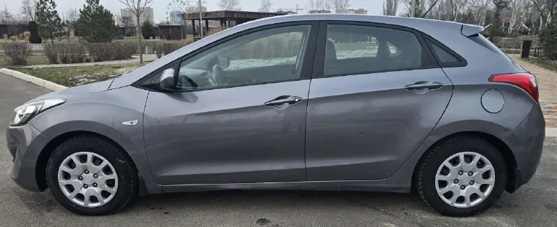 Продам хюндай i30 2014 года. машина в отличном сострянии. один хозяин по птс механика (шестиступенчатая) родной пробег 126 тыс. зеленая автотека. комплектация: 4 стеклоподъемника ▫️подогрев сидений ▫️парктоник ▫️мульти руль ▫️ксенон ▫️датчики света ▫️абс ▫️сервисная книжка звонмте спрашивайте торг. цена: 930.000₽ тел +79494999745 - фотография - 5