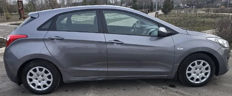 Продам хюндай i30 2014 года. машина в отличном сострянии. один хозяин по птс механика (шестиступенчатая) родной пробег 126 тыс. зеленая автотека. комплектация: 4 стеклоподъемника ▫️подогрев сидений ▫️парктоник ▫️мульти руль ▫️ксенон ▫️датчики света ▫️абс ▫️сервисная книжка звонмте спрашивайте торг. цена: 930.000₽ тел +79494999745 - фотография - 6