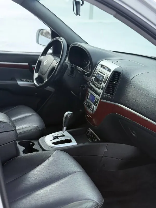 Hyundai santa fe, 2.7 л (190 л. с) 4wd. двигатель - (g6ea) считается лучшим в линейке, работает идеально, едва слышно, масло свежее, комплект грм с помпой заменён в ноябре 2025г. автомат переключает отлично, никаких толчков, пинков и пробуксовок, частичная замена масла произведена в сентябре месяце. ходовая часть обслуживалась в конце декабря, нареканий нет. техосмотр пройден. авто готово к оформлению. оригинальный птс. автотека зелёная. без дтп. родной окрас кузова. гнили, ржавчины - нету. днище, пороги и арки - целые. остекление заводское включая лобовое стекло. резины два комплекта. я собственник, автомобиль на местном учёте (180 регион) свежий техосмотр в подарок. торги исключены. цена : 950,000 рублей. территориально находится в г макеевка (центр) контакты : +7 (949) 363-52-68 - фотография - 10