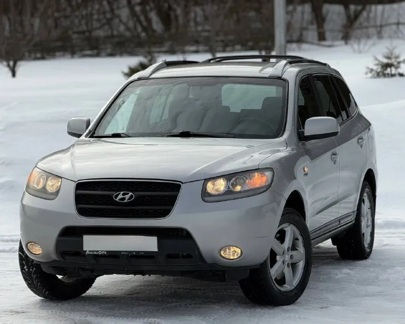 Hyundai santa fe, 2.7 л (190 л. с) 4wd. двигатель - (g6ea) считается лучшим в линейке, работает идеально, едва слышно, масло свежее, комплект грм с помпой заменён в ноябре 2025г. автомат переключает отлично, никаких толчков, пинков и пробуксовок, частичная замена масла произведена в сентябре месяце. ходовая часть обслуживалась в конце декабря, нареканий нет. техосмотр пройден. авто готово к оформлению. оригинальный птс. автотека зелёная. без дтп. родной окрас кузова. гнили, ржавчины - нету. днище, пороги и арки - целые. остекление заводское включая лобовое стекло. резины два комплекта. я собственник, автомобиль на местном учёте (180 регион) свежий техосмотр в подарок. торги исключены. цена : 950,000 рублей. территориально находится в г макеевка (центр) контакты : +7 (949) 363-52-68 - фотография - 2