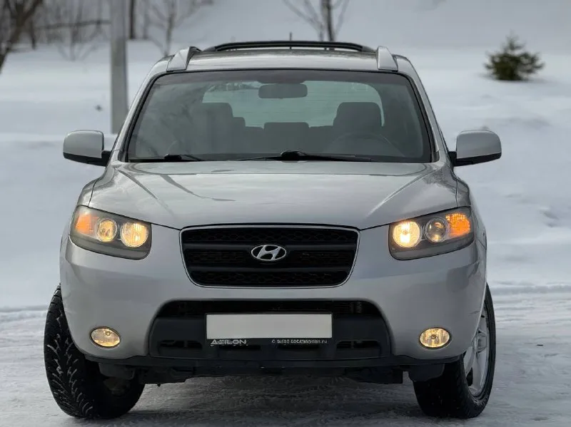 Hyundai santa fe, 2.7 л (190 л. с) 4wd. двигатель - (g6ea) считается лучшим в линейке, работает идеально, едва слышно, масло свежее, комплект грм с помпой заменён в ноябре 2025г. автомат переключает отлично, никаких толчков, пинков и пробуксовок, частичная замена масла произведена в сентябре месяце. ходовая часть обслуживалась в конце декабря, нареканий нет. техосмотр пройден. авто готово к оформлению. оригинальный птс. автотека зелёная. без дтп. родной окрас кузова. гнили, ржавчины - нету. днище, пороги и арки - целые. остекление заводское включая лобовое стекло. резины два комплекта. я собственник, автомобиль на местном учёте (180 регион) свежий техосмотр в подарок. торги исключены. цена : 950,000 рублей. территориально находится в г макеевка (центр) контакты : +7 (949) 363-52-68 - фотография - 3