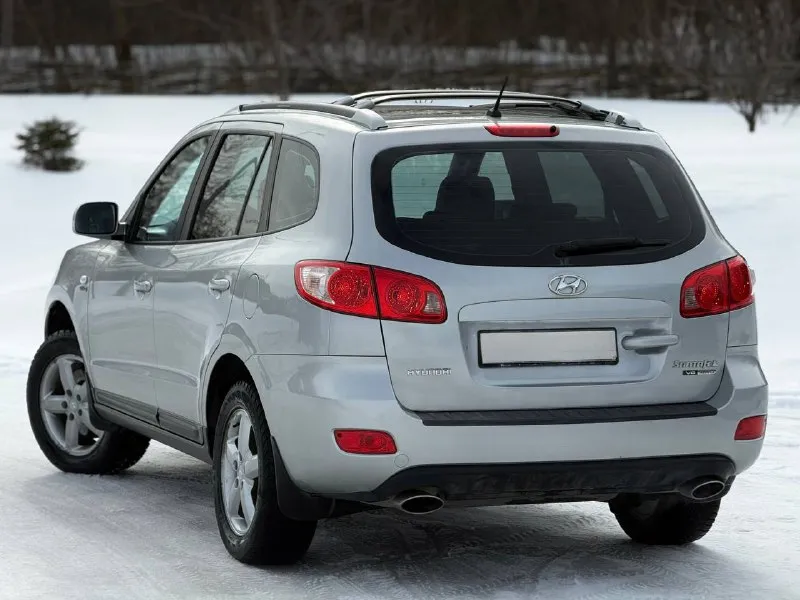 Hyundai santa fe, 2.7 л (190 л. с) 4wd. двигатель - (g6ea) считается лучшим в линейке, работает идеально, едва слышно, масло свежее, комплект грм с помпой заменён в ноябре 2025г. автомат переключает отлично, никаких толчков, пинков и пробуксовок, частичная замена масла произведена в сентябре месяце. ходовая часть обслуживалась в конце декабря, нареканий нет. техосмотр пройден. авто готово к оформлению. оригинальный птс. автотека зелёная. без дтп. родной окрас кузова. гнили, ржавчины - нету. днище, пороги и арки - целые. остекление заводское включая лобовое стекло. резины два комплекта. я собственник, автомобиль на местном учёте (180 регион) свежий техосмотр в подарок. торги исключены. цена : 950,000 рублей. территориально находится в г макеевка (центр) контакты : +7 (949) 363-52-68 - фотография - 4